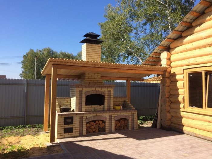 Печь барбекю под навесом