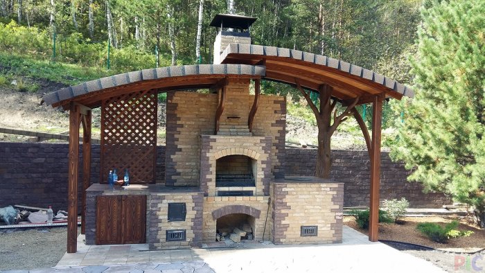 Печь барбекю под навесом
