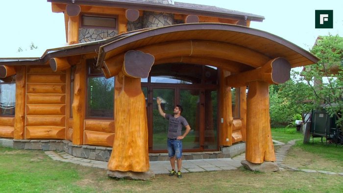 Беседка из толстых бревен