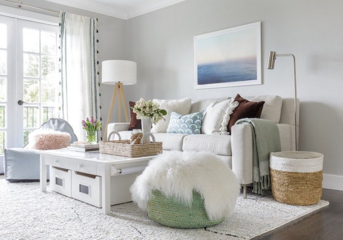 Уютная комната гостиная в светлых тонах