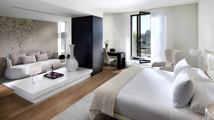 Современная светлая спальня