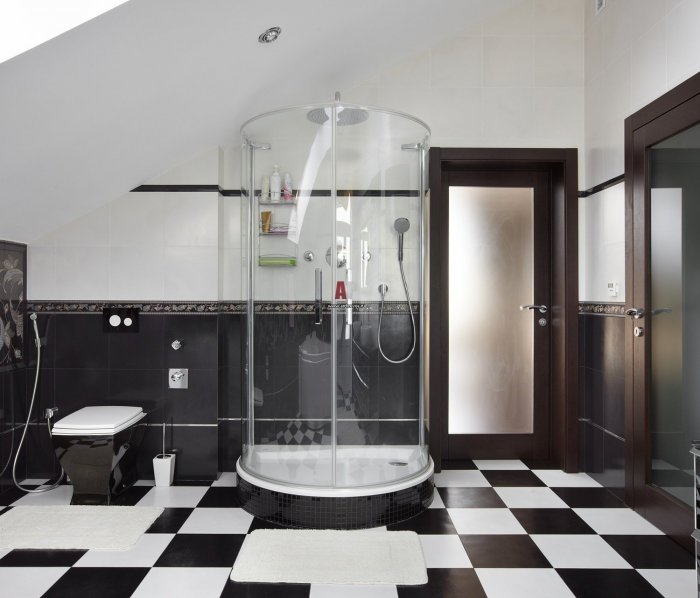 Ванная комната с душевой кабиной в частном доме