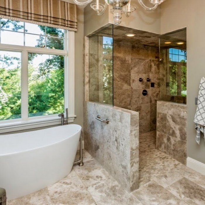 Красивые душевые комнаты в частном доме