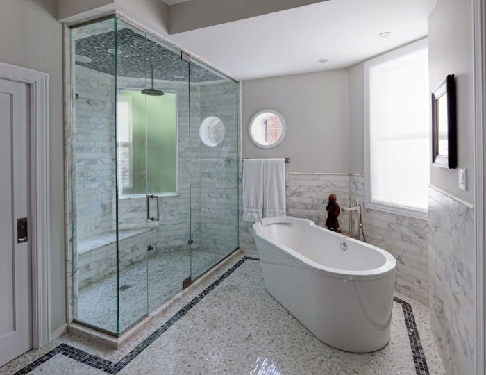 Угловая ванна и душевая кабина в одной комнате