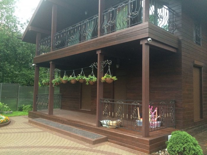 Веранда с балконом из металла