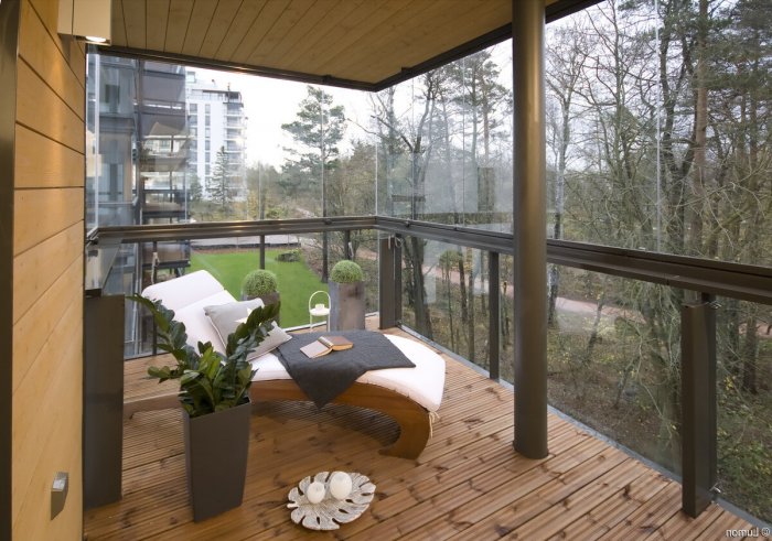 Стеклянные балконы в частном доме