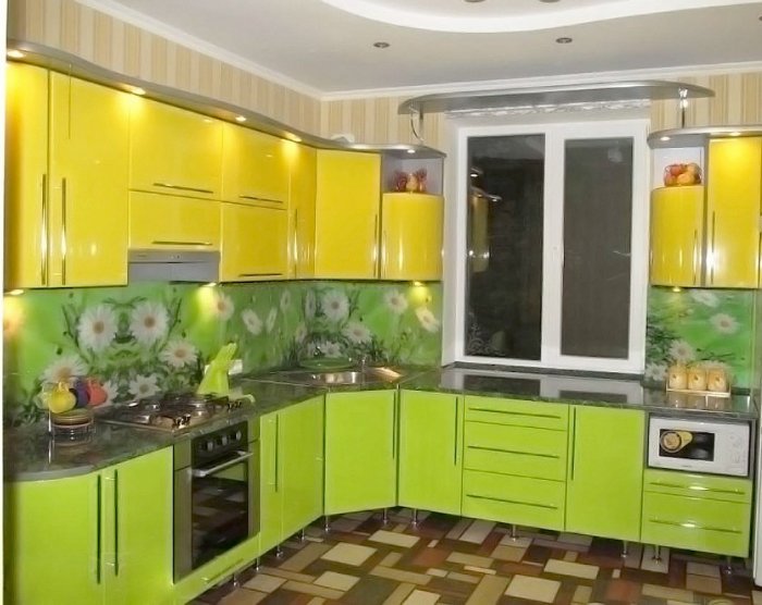 Желто салатовая кухня