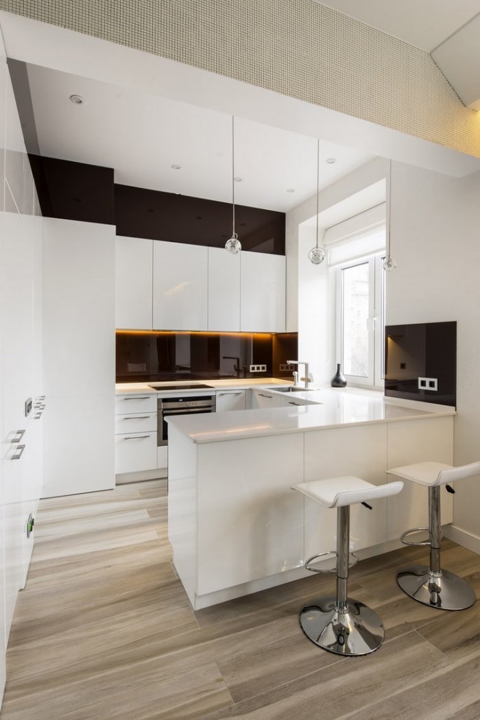 Белая кухня с полуостровом в современном стиле