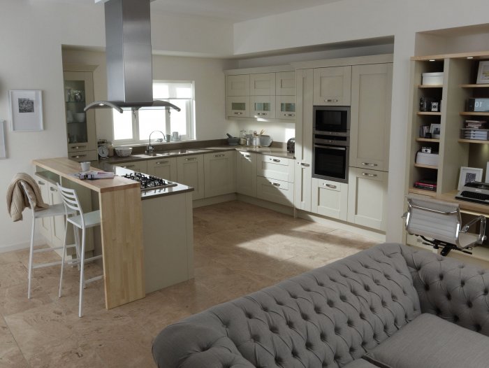 Кухня гостиная с полуостровом планировки