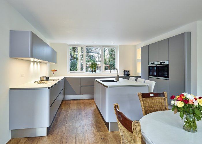 П-образная кухня с островом