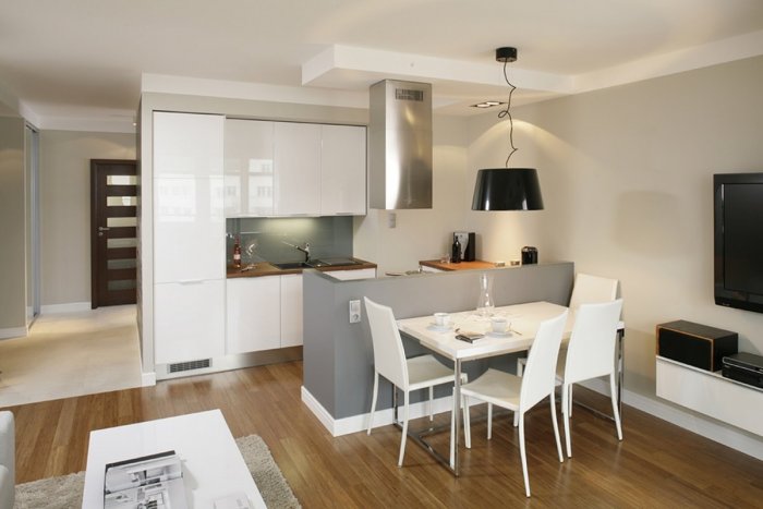 Обеденный стол в квартире студии