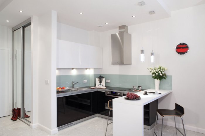 Маленькая кухня с барной стойкой