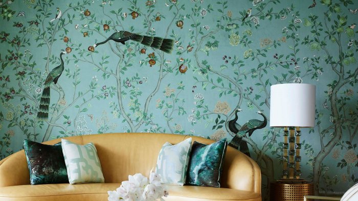 Черные обои с птицами в интерьере