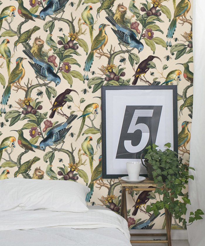 Обои с птицами в интерьере спальни