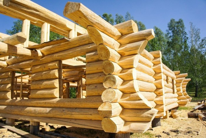Дом из бревна ручной рубки
