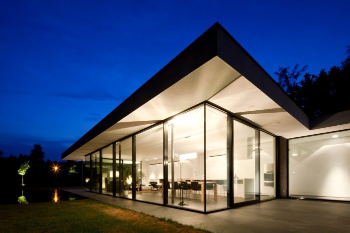 Стеклянное одноэтажное здание