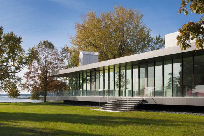 Павильон с панорамным остеклением