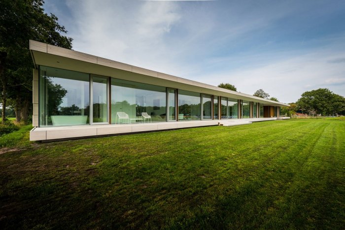 Одноэтажный дом с панорамным остеклением