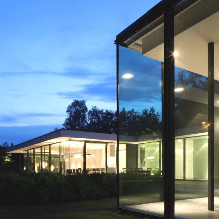 Частный дом со стеклянным фасадом