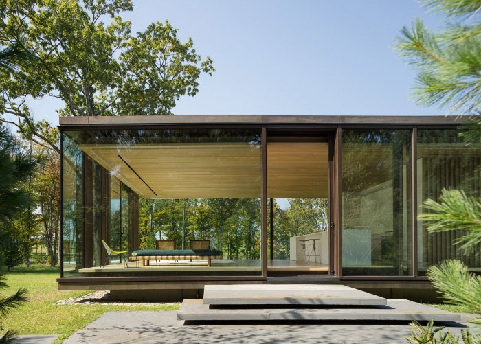 Стеклянное одноэтажное здание