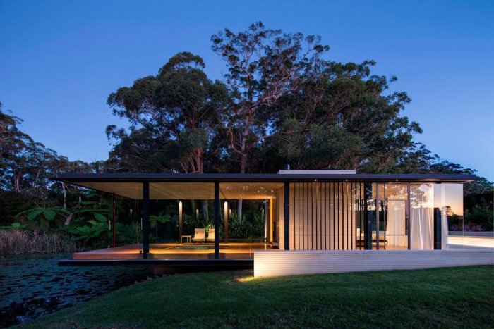 Одноэтажный дом стекло