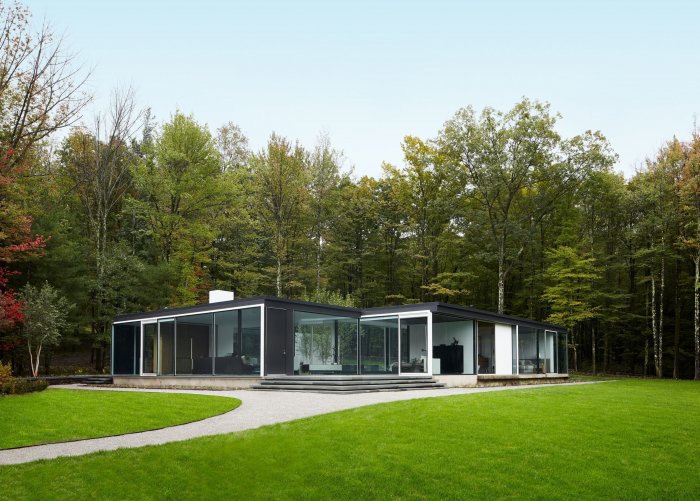 Стеклянное одноэтажное здание