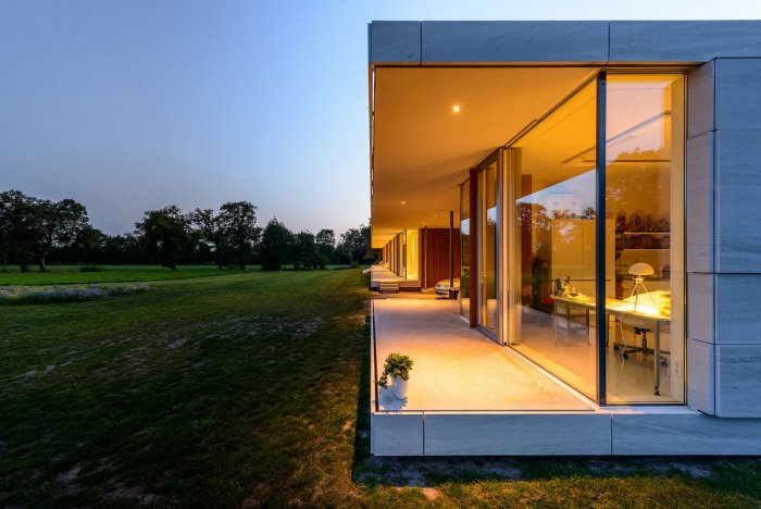 Стеклянное одноэтажное здание