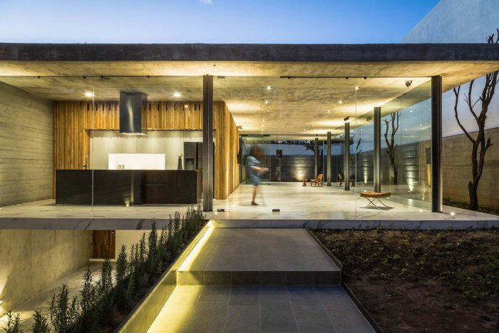 Одноэтажный дом стеклянный бетон