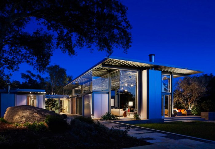 Стеклянное одноэтажное здание