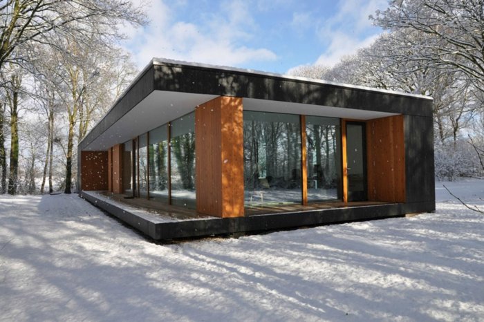 Стеклянное одноэтажное здание