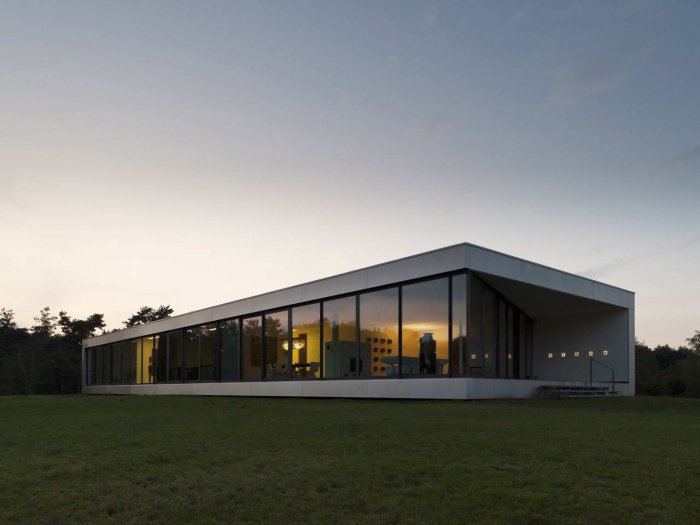 Стеклянное одноэтажное здание