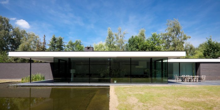 Стеклянное одноэтажное здание