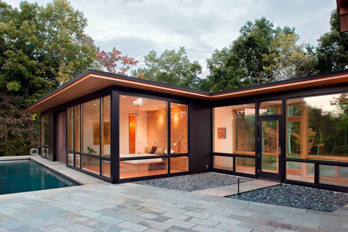 Одноэтажный дом с панорамными окнами