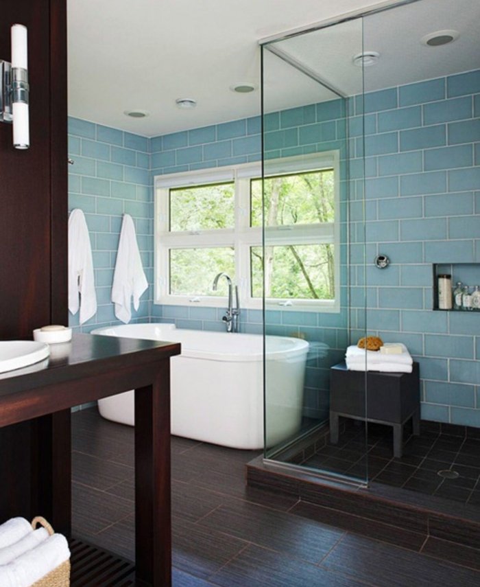 Коричневый пол в ванной