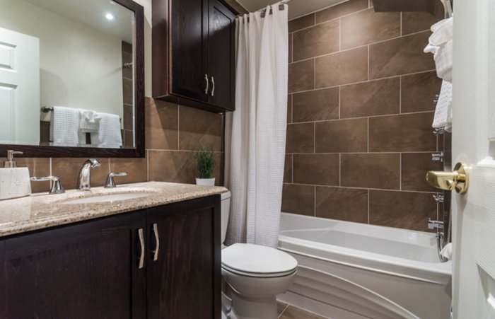 Маленькая ванная комнаты в коричневых тонах