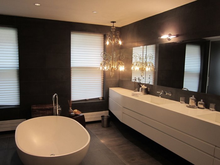 Уютная ванная комната в темно-коричневых тонах