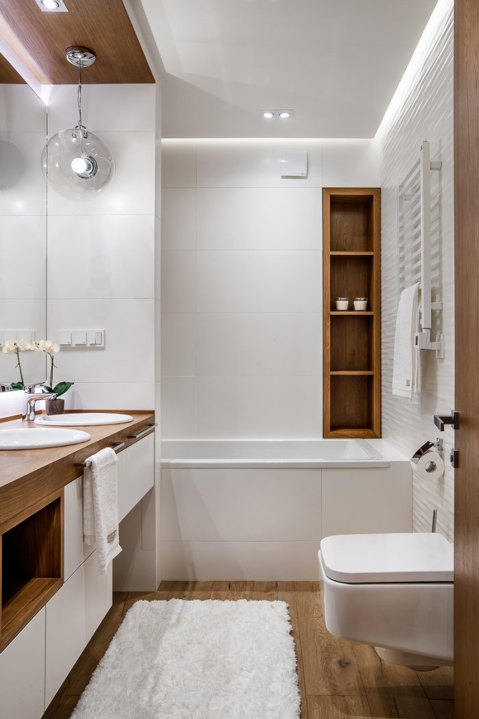 Небольшая светлая ванная комната