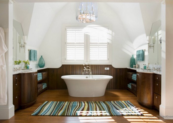 Ванная в светло синих тонах с деревом