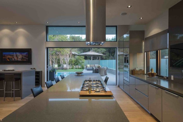 Огромная красивая современная кухня