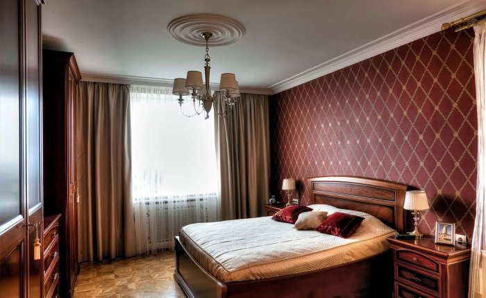 Спальня в бордовых тонах