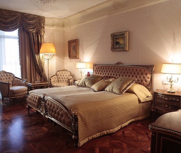 Темная спальня в классическом стиле