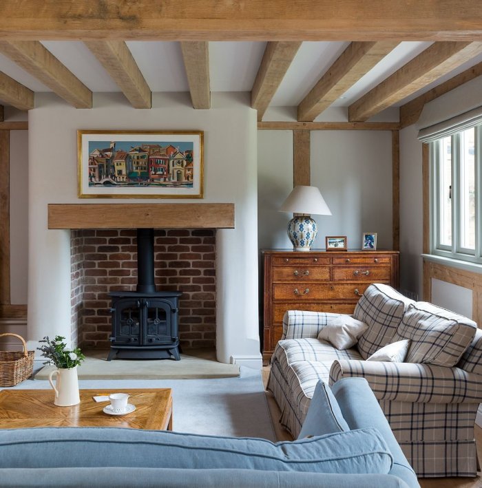 Дачная гостиная с камином