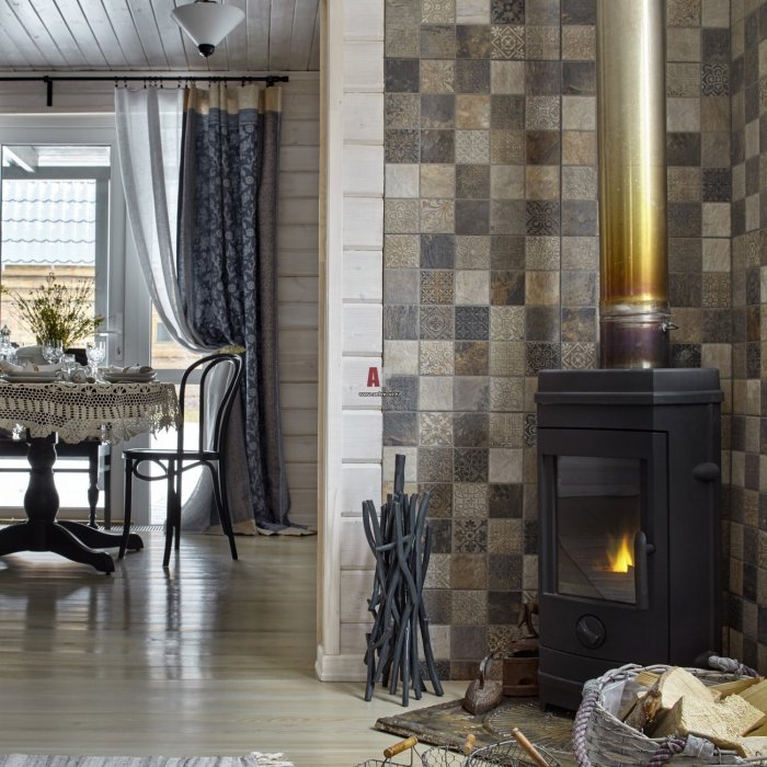 Печь-камин в интерьере загородного