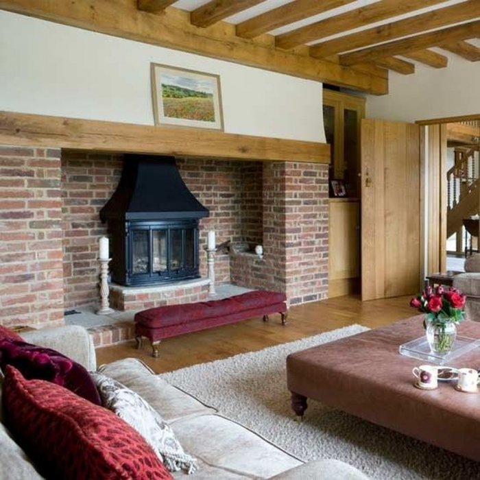 Интерьер с камином и балками