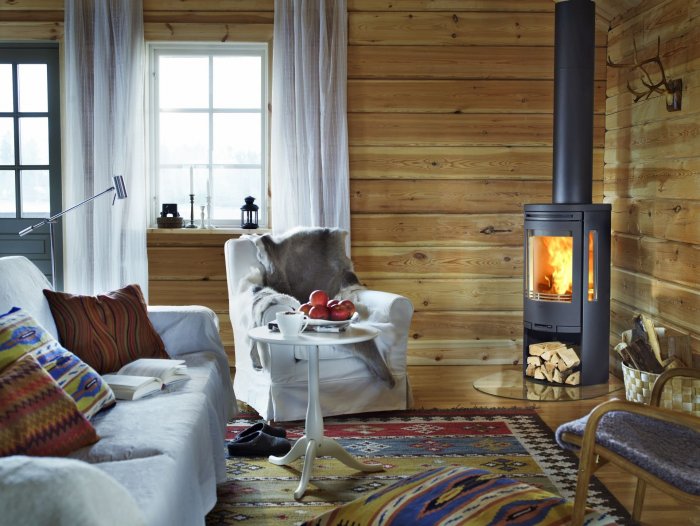 Маленький камин в деревянном доме