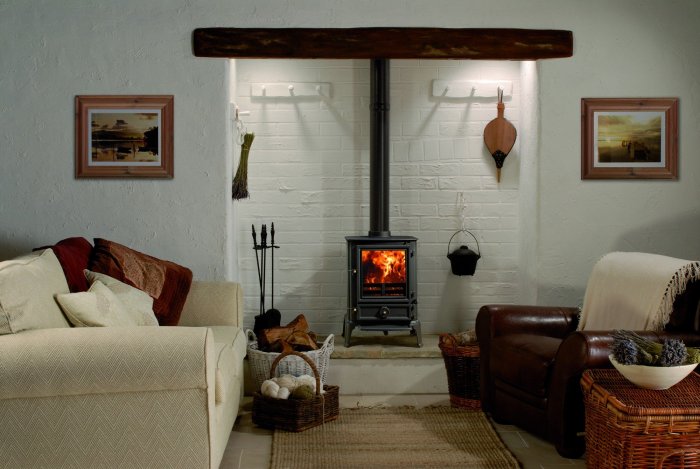 Гостиная с печкой буржуйкой