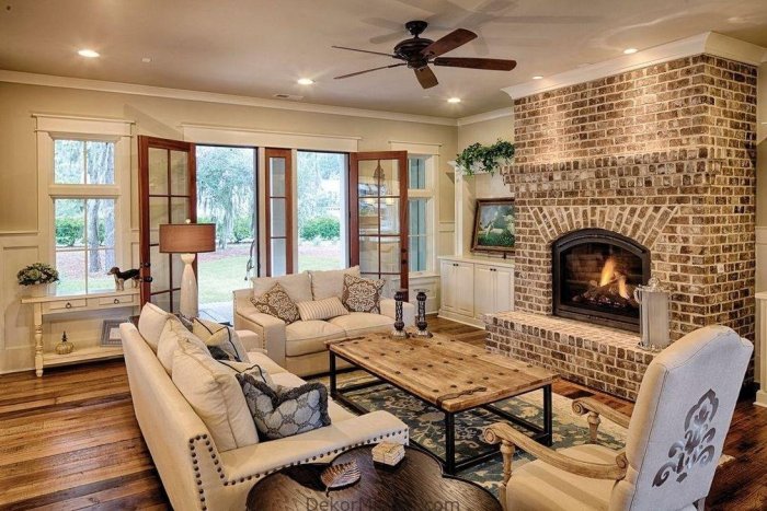 Кирпичный камин в гостиной