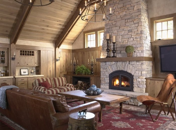 Красивый камин в деревянном доме