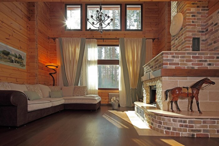 Гостиная с печкой в деревянном доме