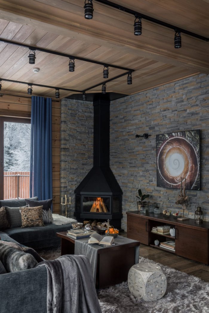 Кухня-гостиная с камином в загородном доме